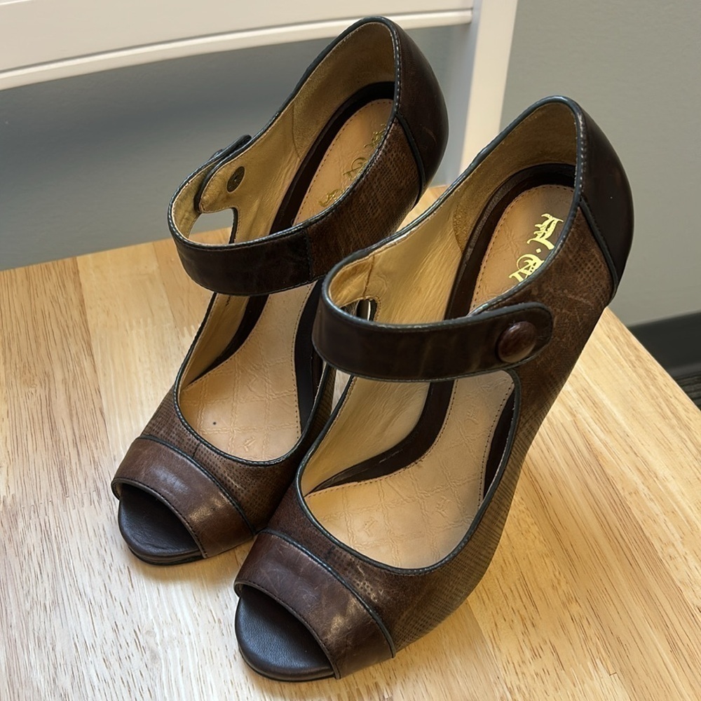 L.A.M.B. Hannah Brown Leather Women’s Heels Size 8.5M Made in Brazil - Picture 5 of 12